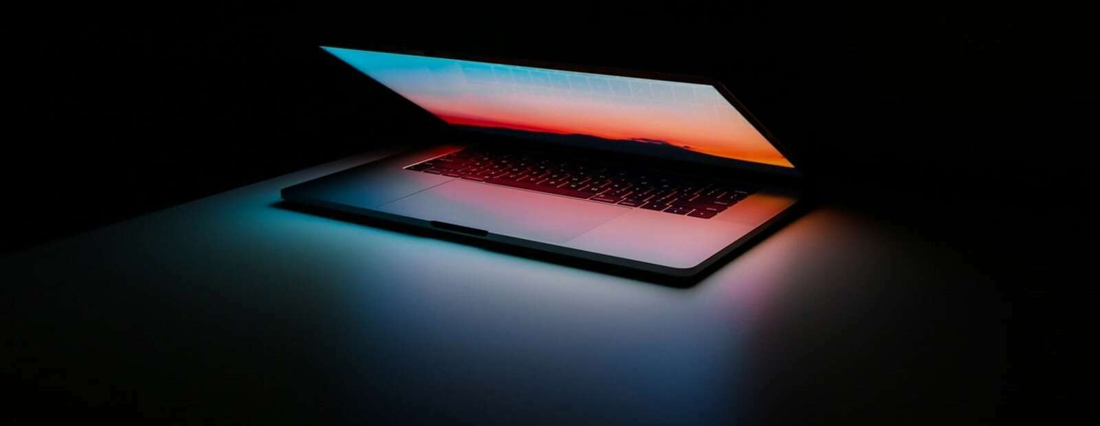 Kdo nemůže žít bez MacBooku? - icoola.cz - fotografie 1 